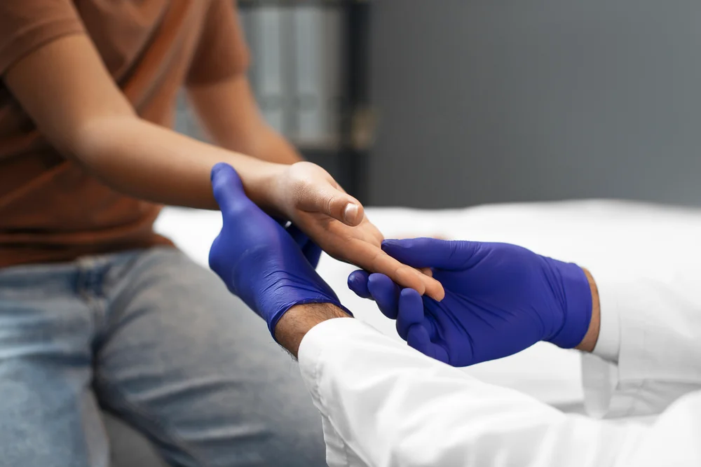 Profesional de la salud brindando atención cercana y humana a un paciente