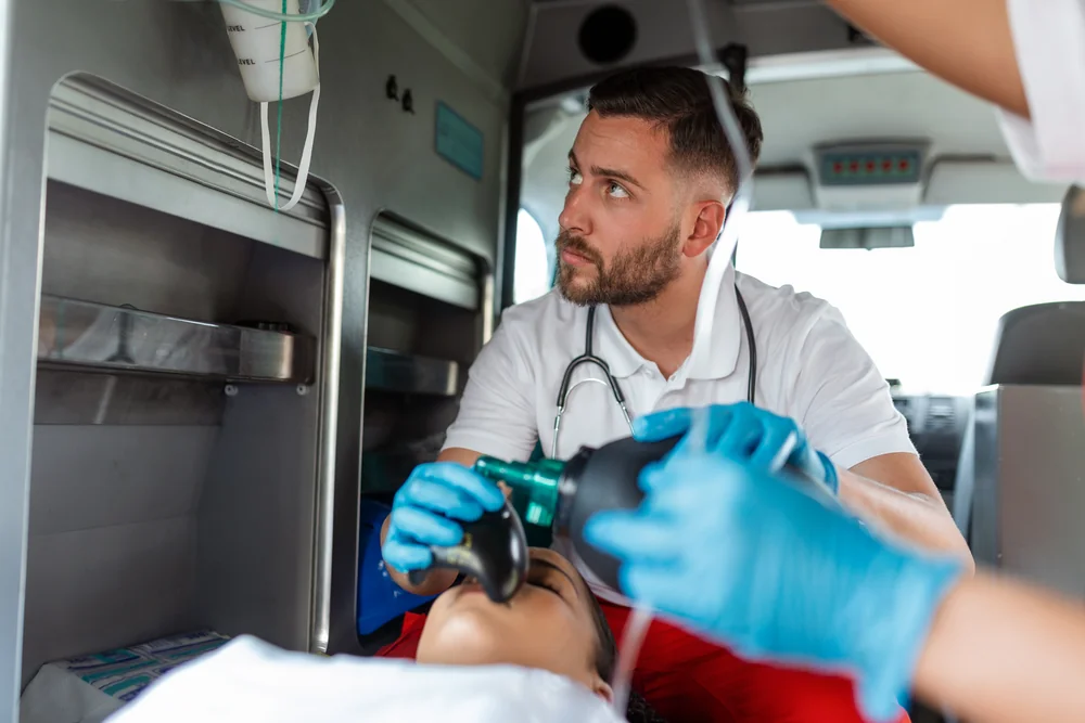 Equipo de paramédicos brindando atención a un paciente durante el traslado