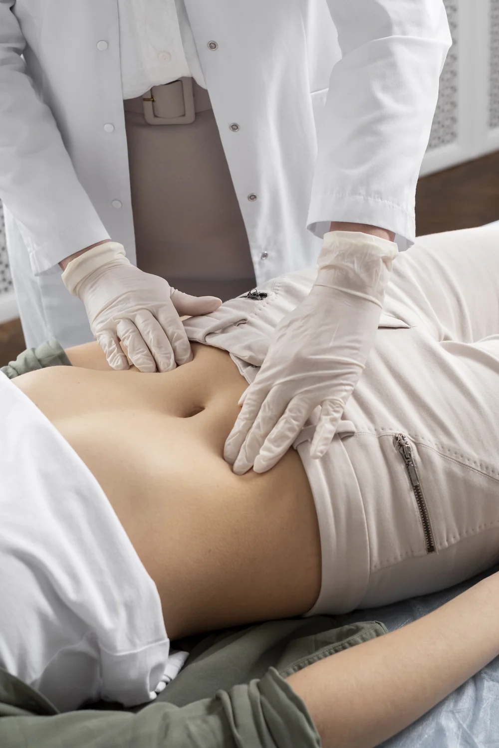 Médico revisando con detalle a un paciente para un procedimiento de gastroenterología