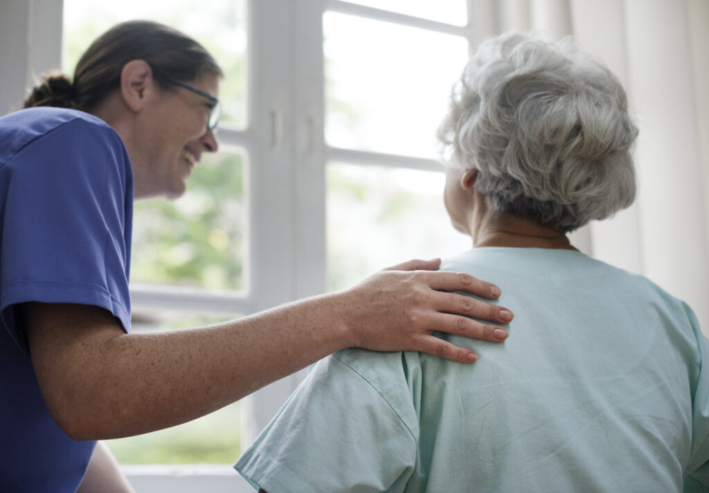 Cuidador acompaña a un paciente oncológico durante su tratamiento como símbolo de apoyo, empatía y cuidado integral en Oncolife.
